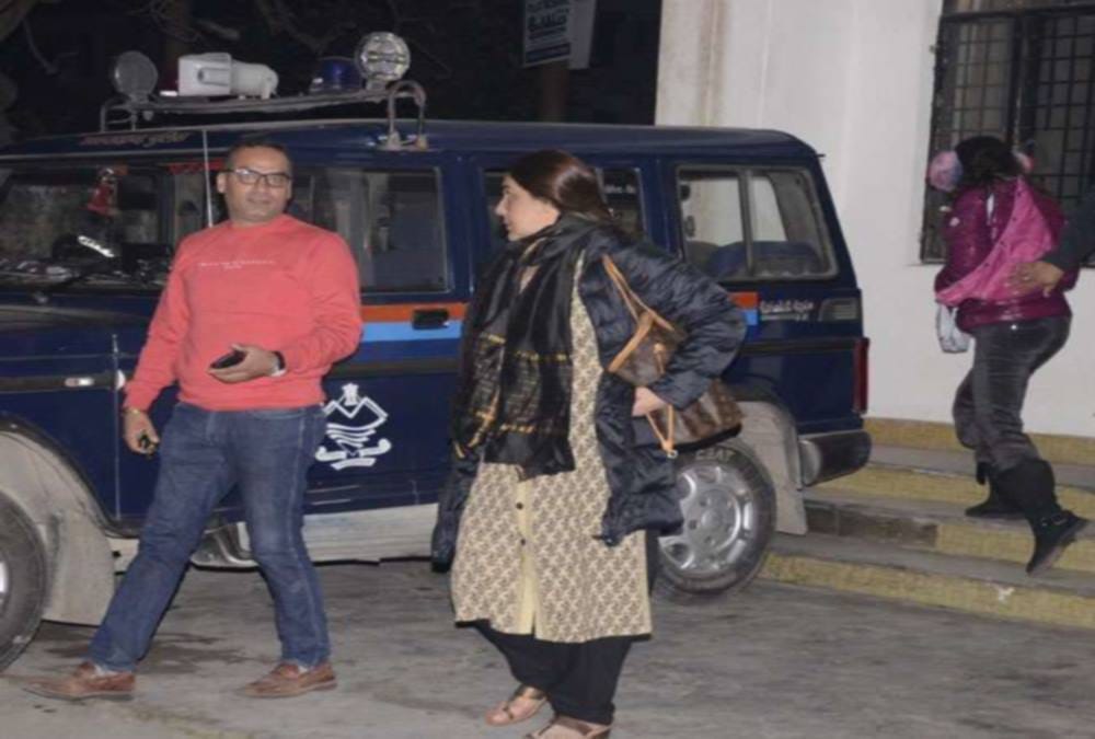 actress sara ali khan mother amrita singh stuck in relative property dispute