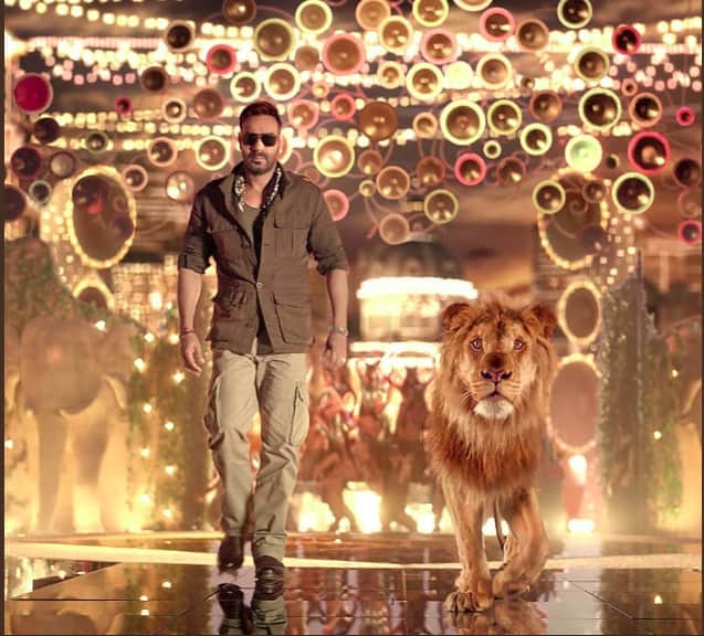 ajay devgn ramp walk with lion in total dhamaal movie
