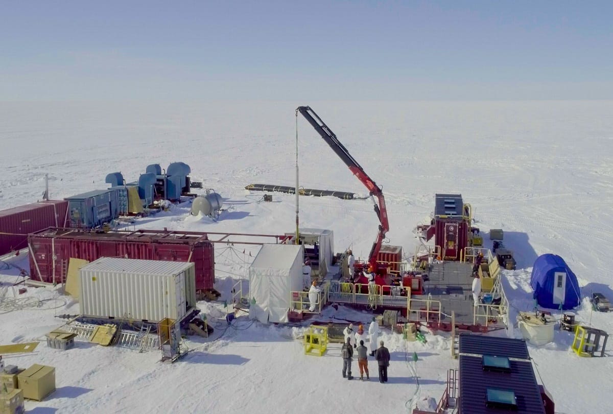 scientists found mysterious creatures in a lost lake 3500 feet under the Antarctic Ice