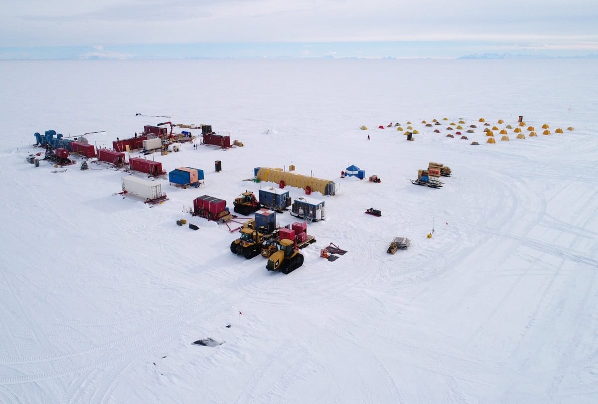 scientists found mysterious creatures in a lost lake 3500 feet under the Antarctic Ice