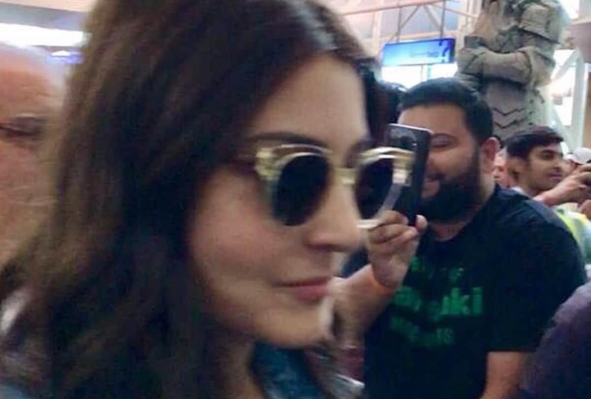 anushka sharma and virat kohli spotted together at auckland airport