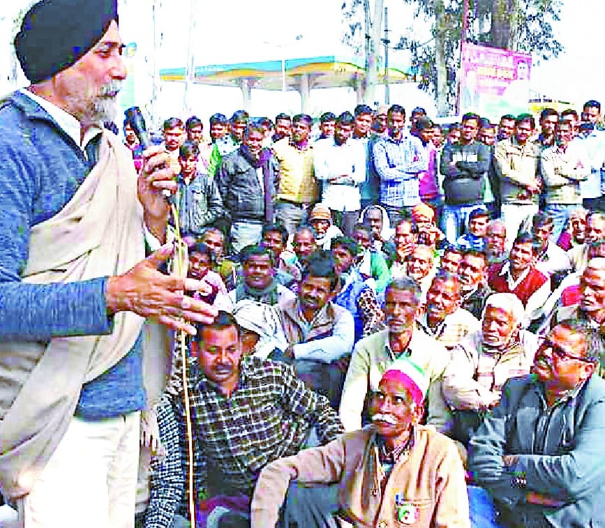 वीएम सिंह की अधिकारियों से बेनतीजा रही वार्ता, धरना जारी