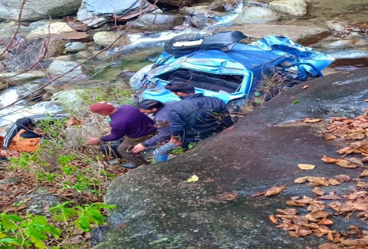 Car fallen off from hill in Chamba Three dead including mother and son