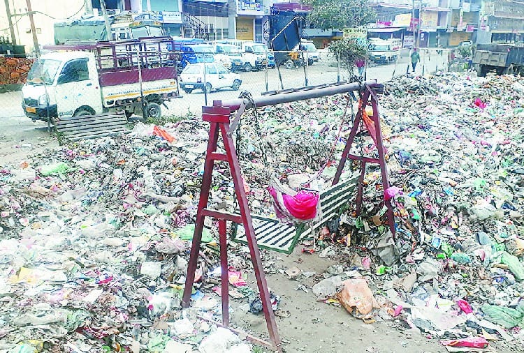 कहीं रात को जला रहे कूड़ा, कहीं पार्क में डंप