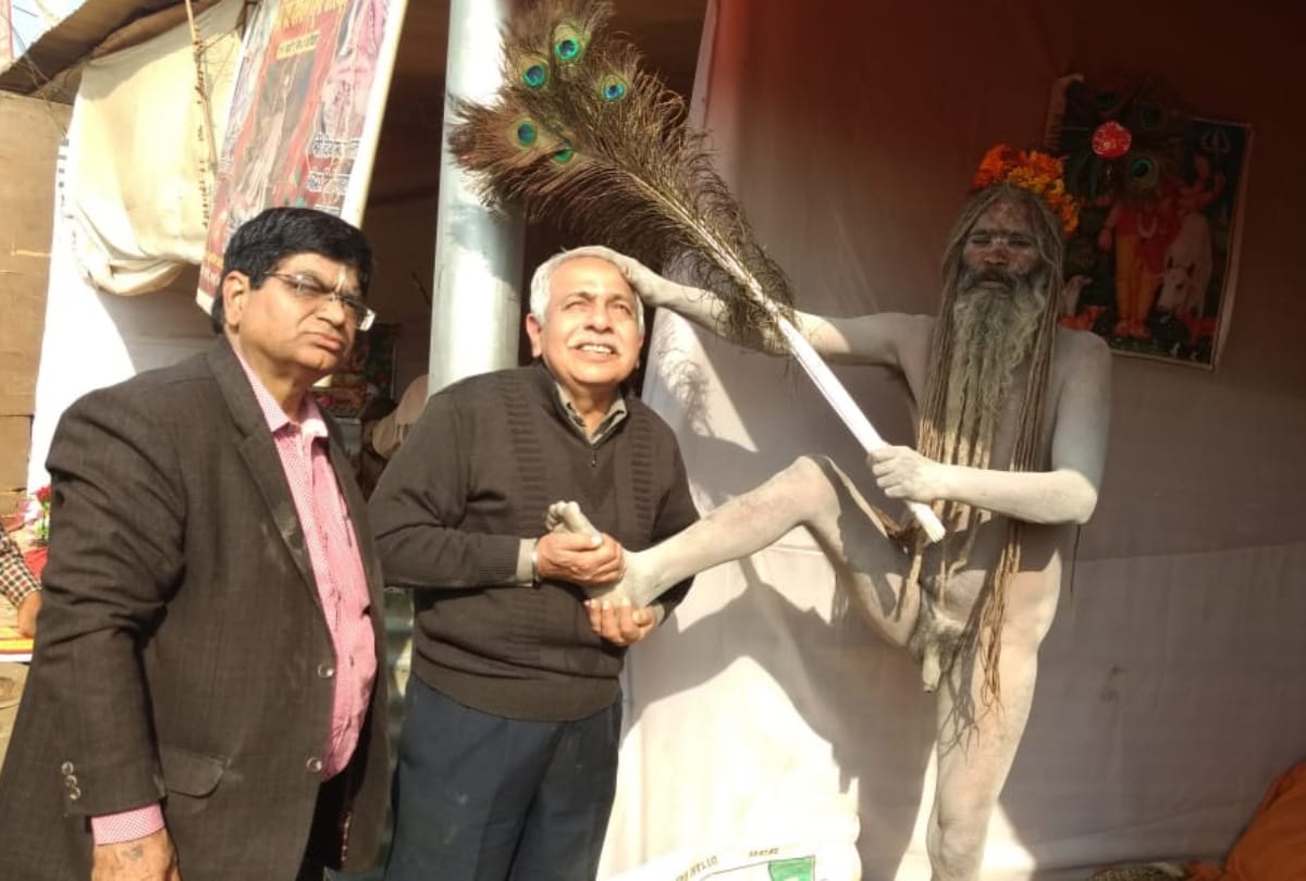 Kumbh Mela 2019:See Images of Naga baba persistence yoga in kumbh mela
