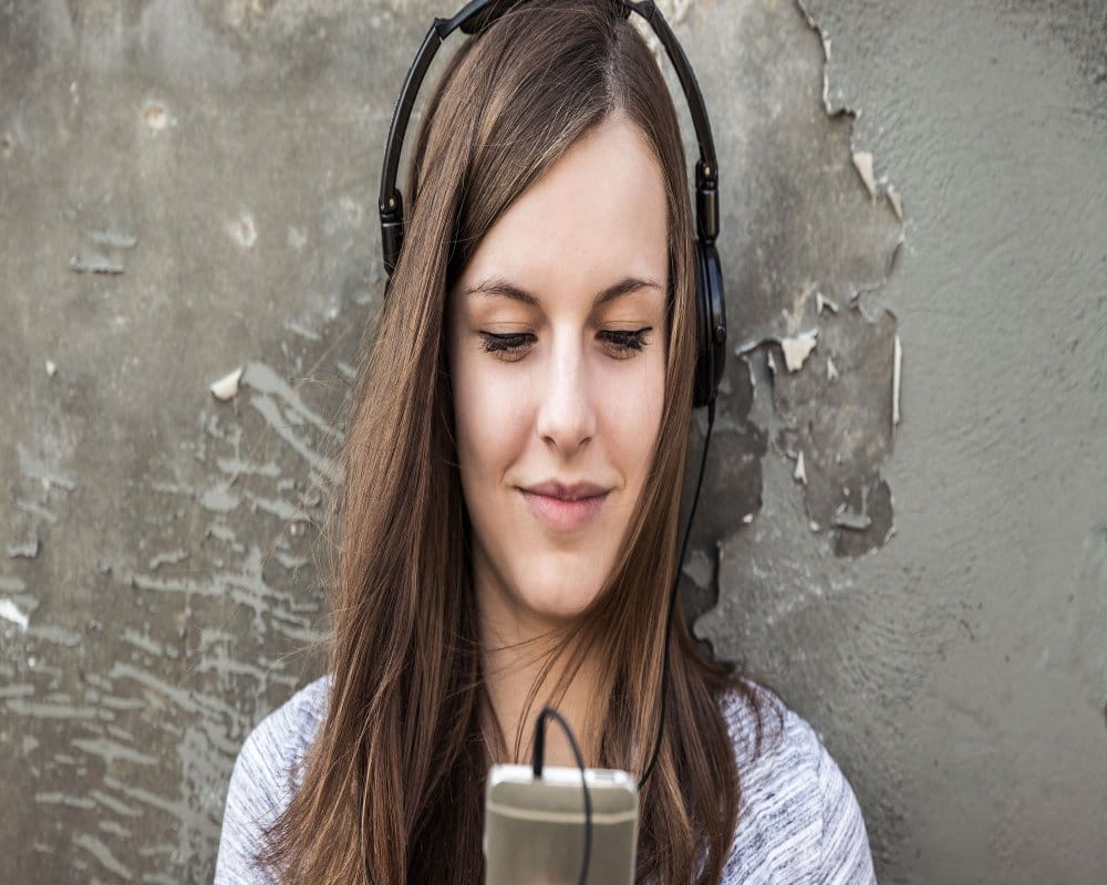 patient suffering from migraine get relief from mobile app RELAXaHEAD