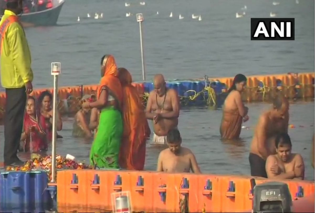Devotees take holy dip at Triveni Sangam in Kumbh Mela 2019