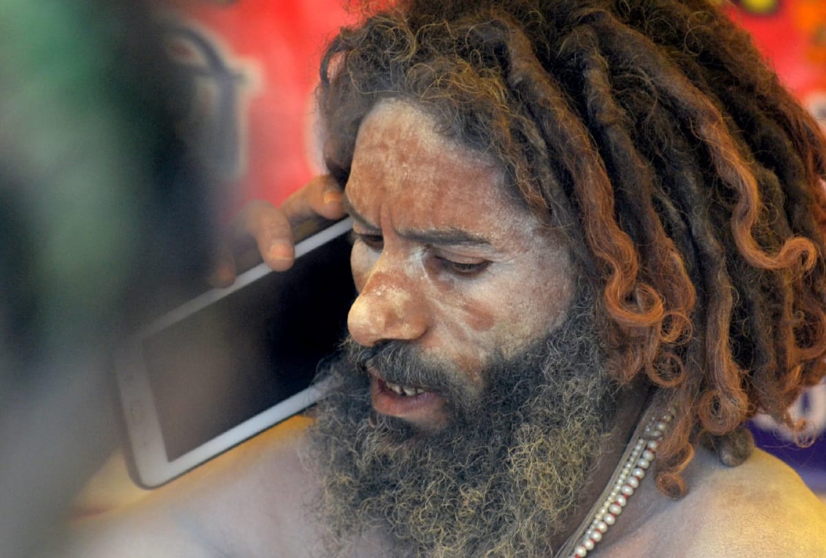 Naga sadhu take command on akhada in kumbh mela 2019