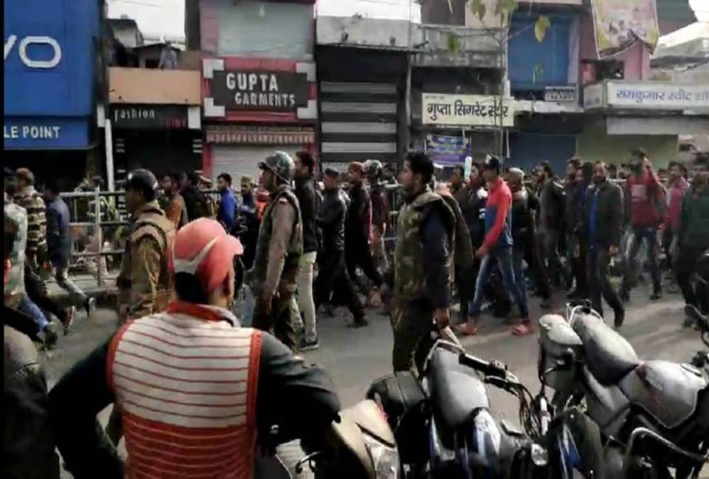Police Lathicharge after people protest against youth murder in dehradun