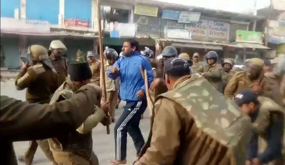 Police Lathicharge after people protest against youth murder in dehradun