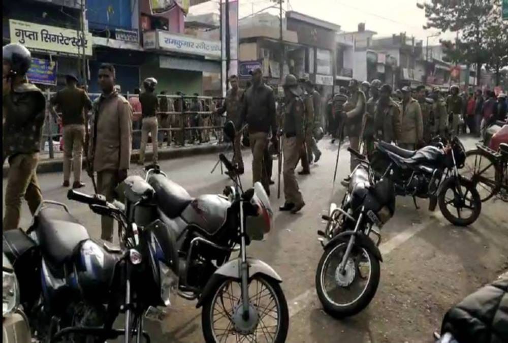 Police Lathicharge after people protest against youth murder in dehradun