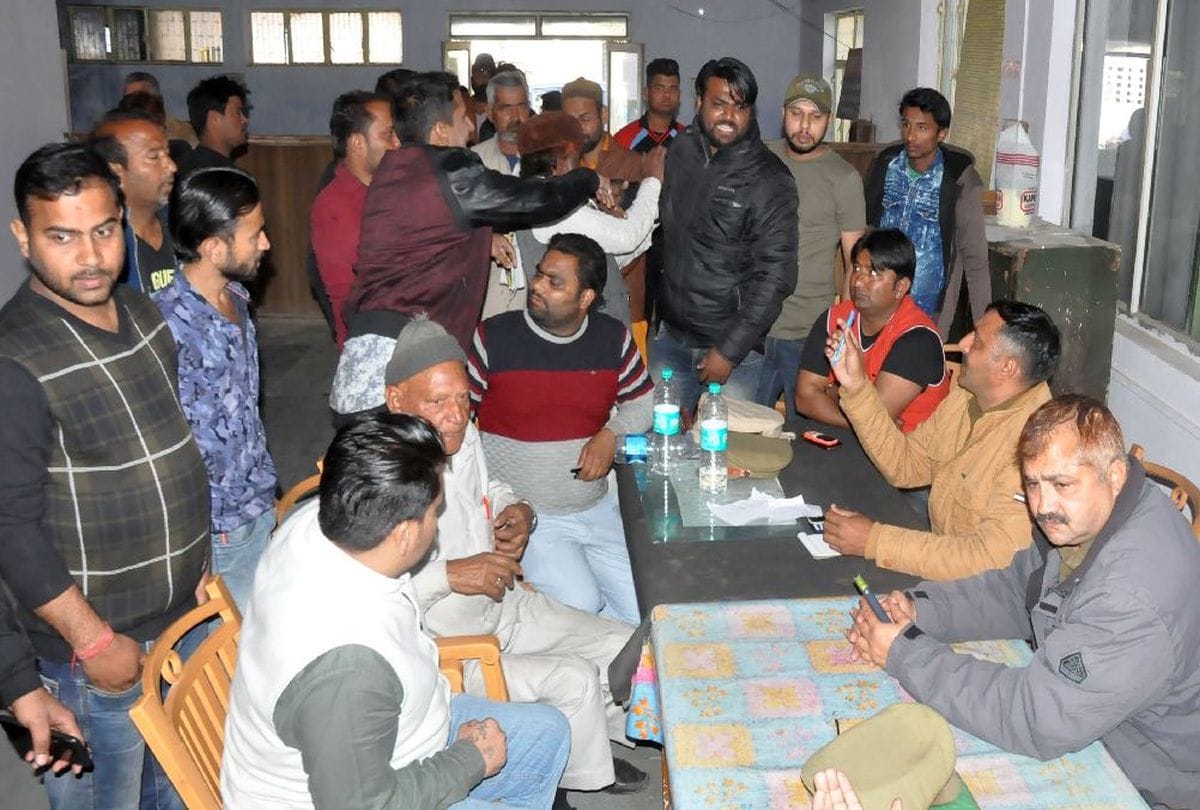 clash between two groups over triple talaq in agra