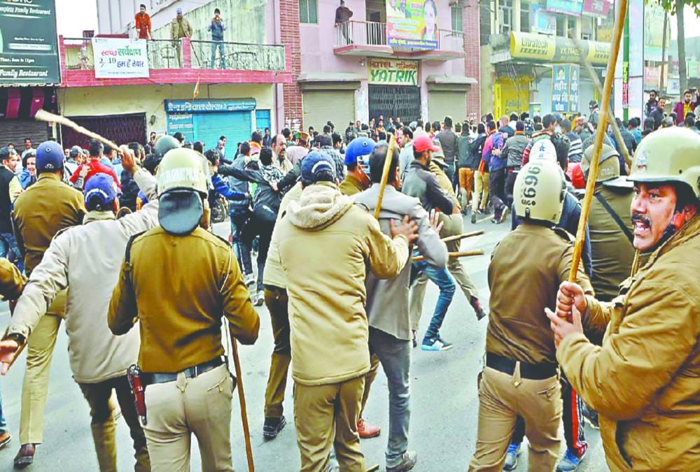 Police Lathicharge after people protest against youth murder in dehradun