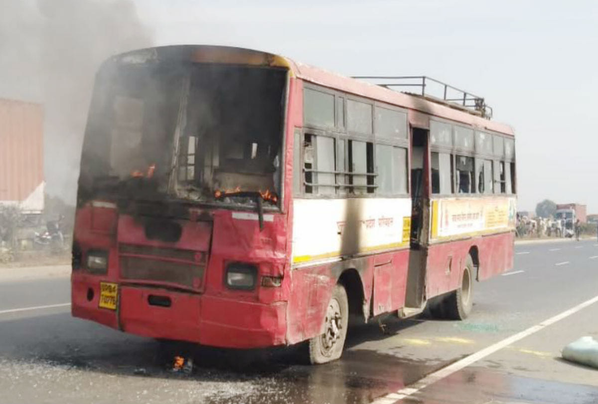 Moving Up Roadways Bus Catches Fire on the Agra-Kanpur Highway
