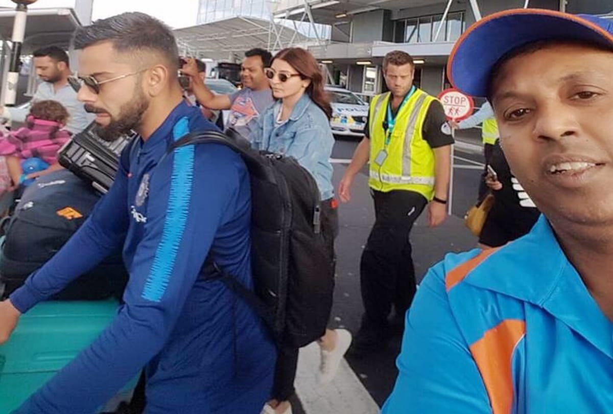 anushka sharma and virat kohli spotted together at auckland airport