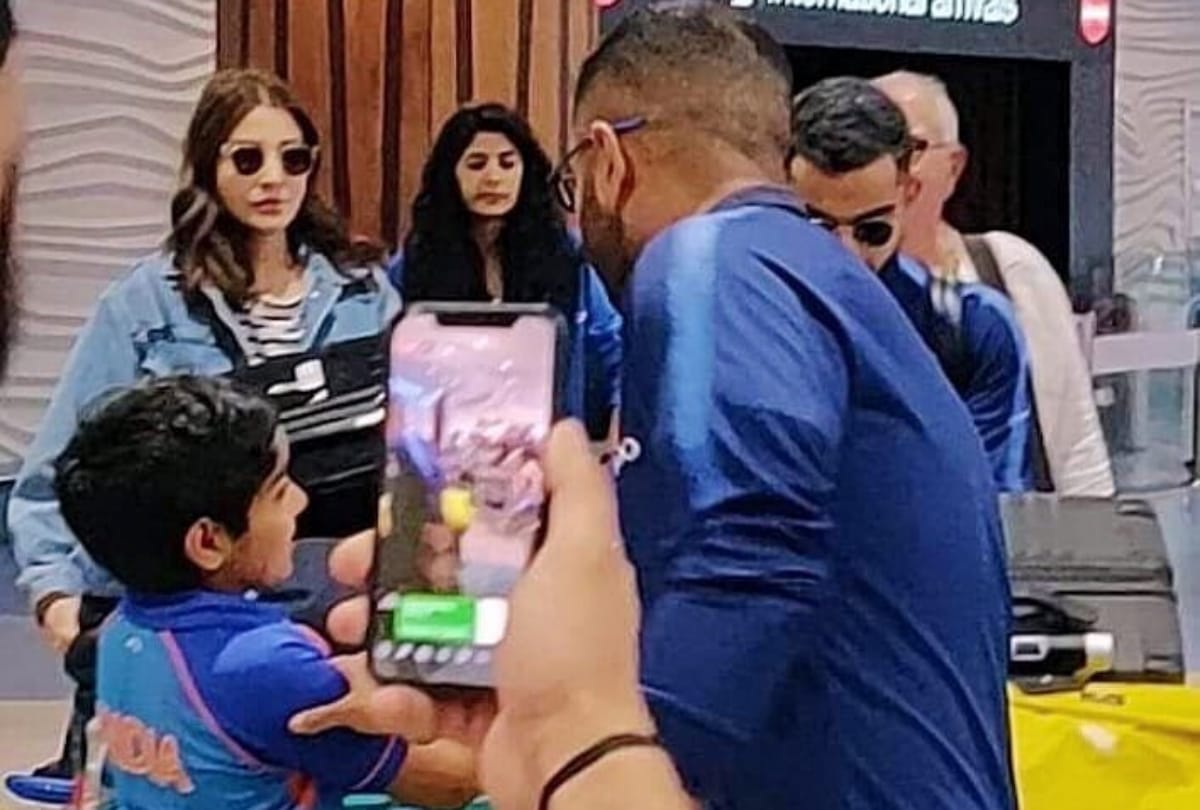anushka sharma and virat kohli spotted together at auckland airport