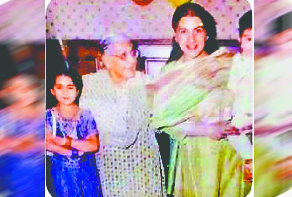 Actress sara ali khan mother amrita singh family rare photos 