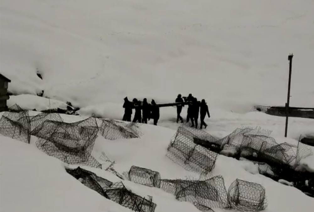 Heavy Snowfall bitter cold weather Labour done kedarnath reconstruction work