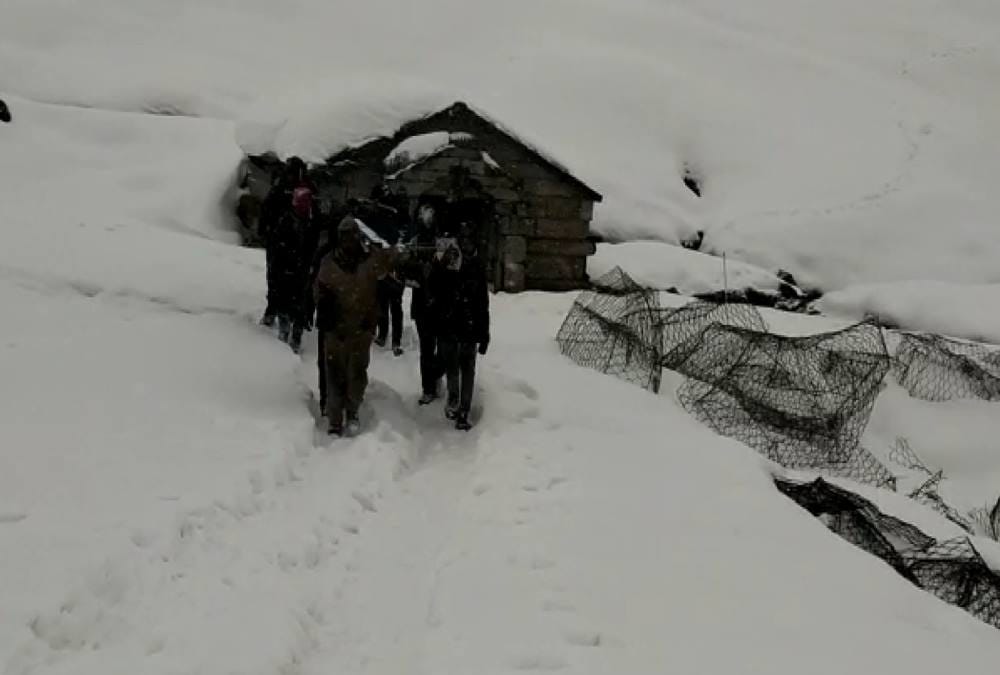 Heavy Snowfall bitter cold weather Labour done kedarnath reconstruction work