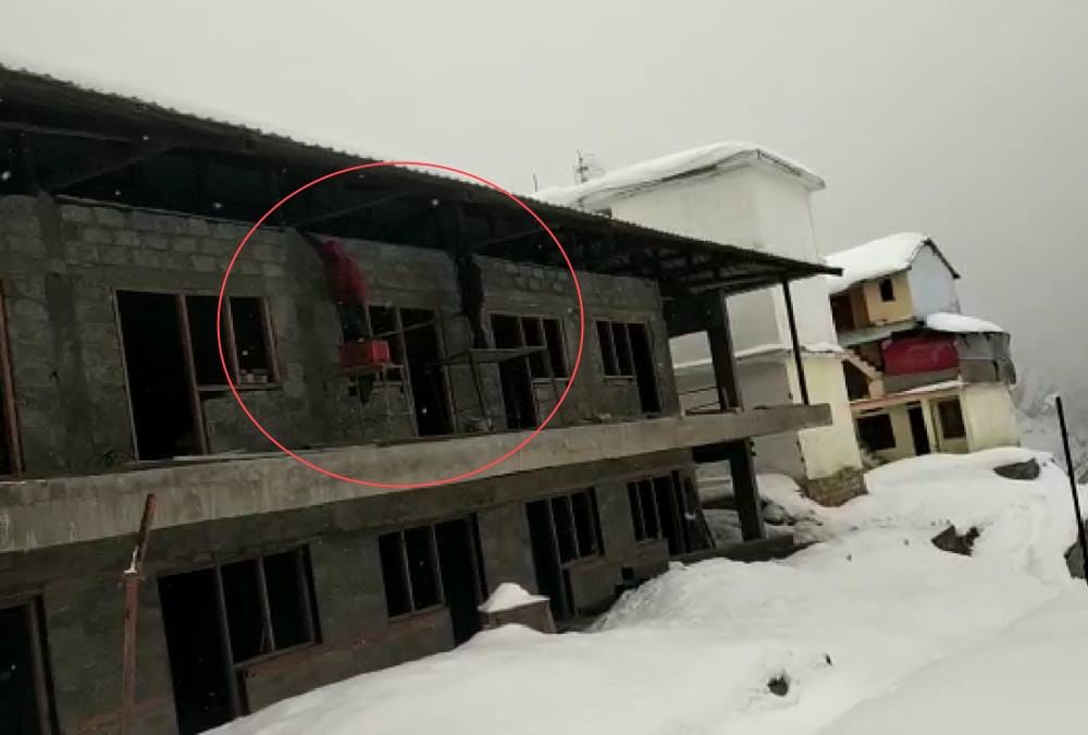 Heavy Snowfall bitter cold weather Labour done kedarnath reconstruction work