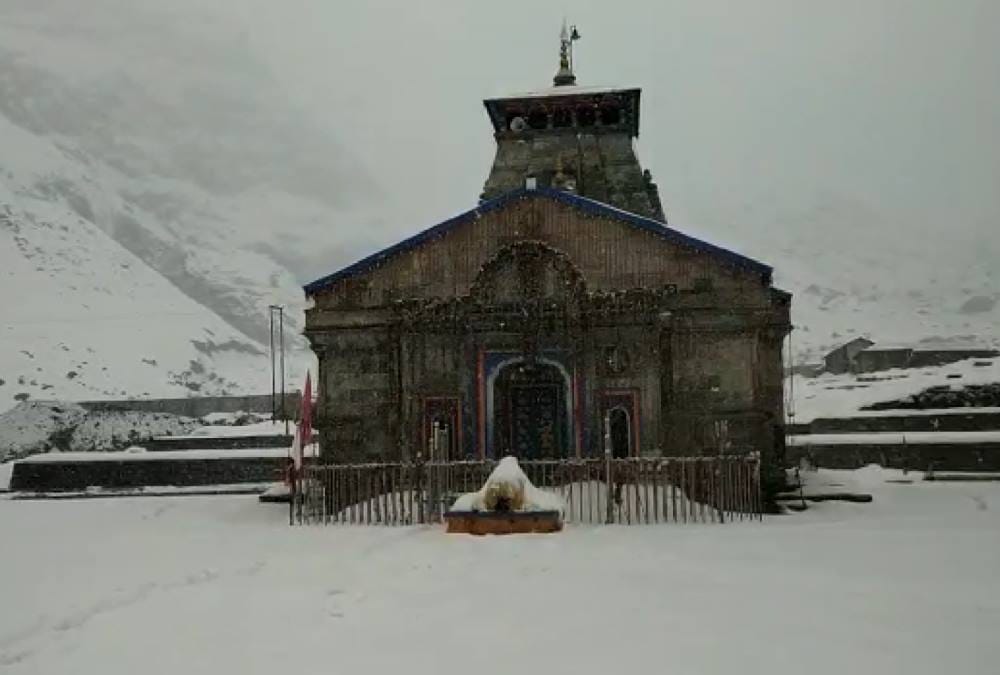 Heavy Snowfall bitter cold weather Labour done kedarnath reconstruction work