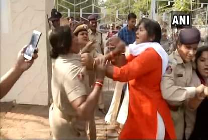 Scuffle breaks out between the police and BJP Women Wing workers in Bhubaneswar