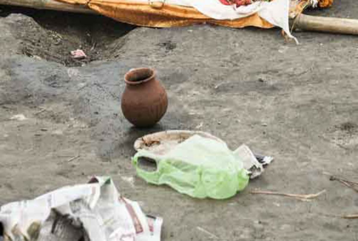 daughters performed last rites of mother in agra