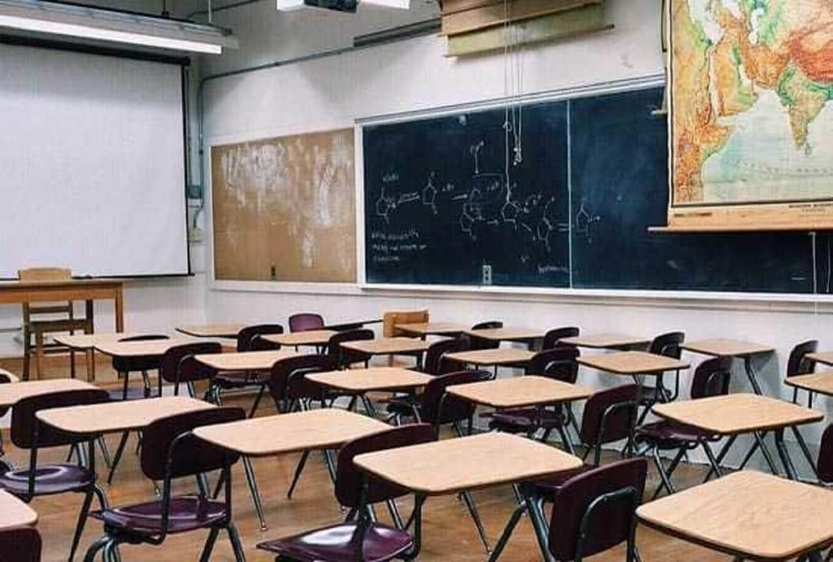 Female teachers locked students in the school room and left a hunter dog on them