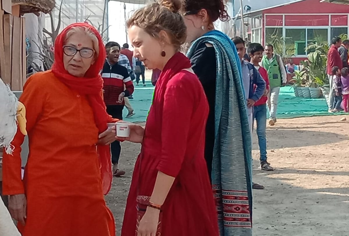 kumbh mela 2019 saints Foreign devotees look in Saffron colors dress on sangam coast