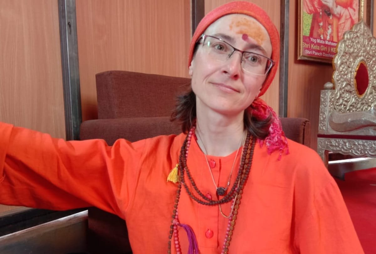 kumbh mela 2019 saints Foreign devotees look in Saffron colors dress on sangam coast
