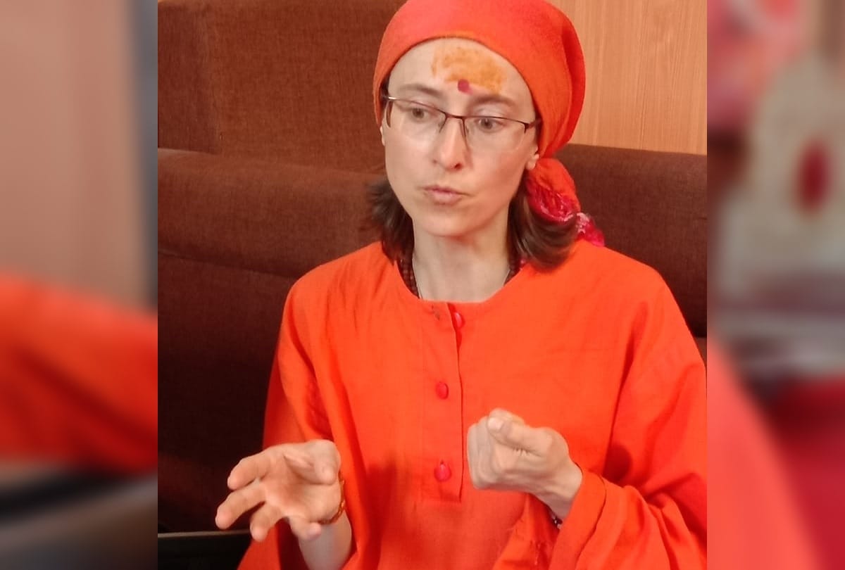 kumbh mela 2019 saints Foreign devotees look in Saffron colors dress on sangam coast
