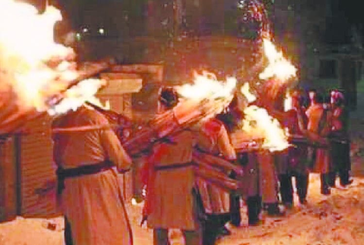 हालड़ा में मशालों से भगाईं बुरी आत्माएं