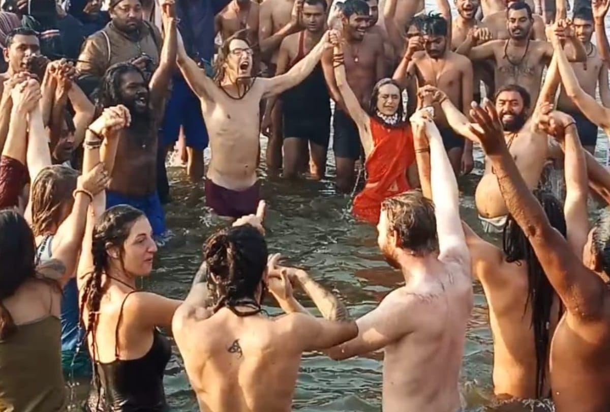Kumbh Mela 2019:Foreign devotees snan in sangam on Paush Purnima