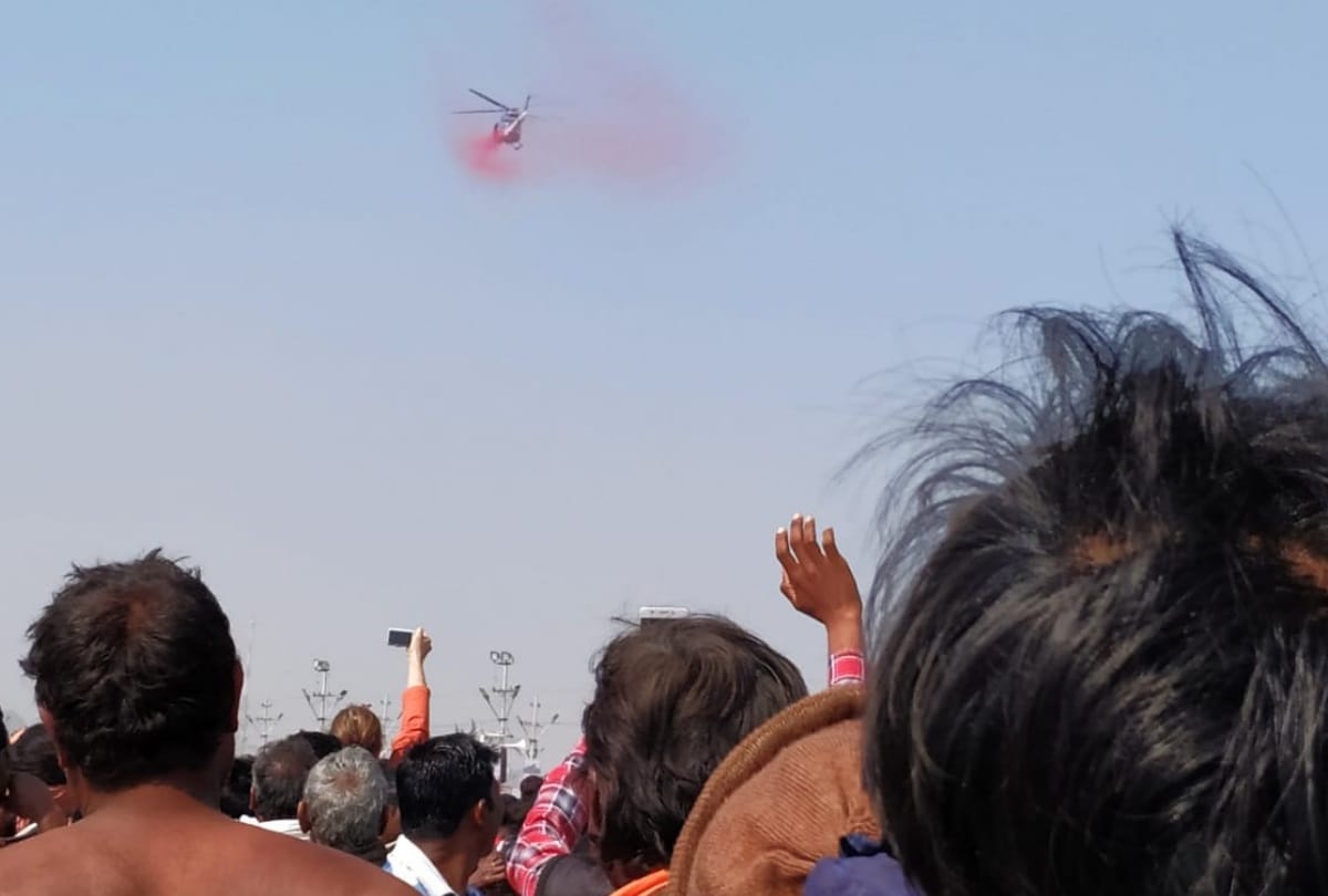 Kumbh Mela 2019:Flowers raining by helicopter in kumbh snan prayagraj