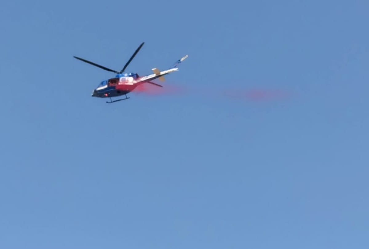 Kumbh Mela 2019:Flowers raining by helicopter in kumbh snan prayagraj