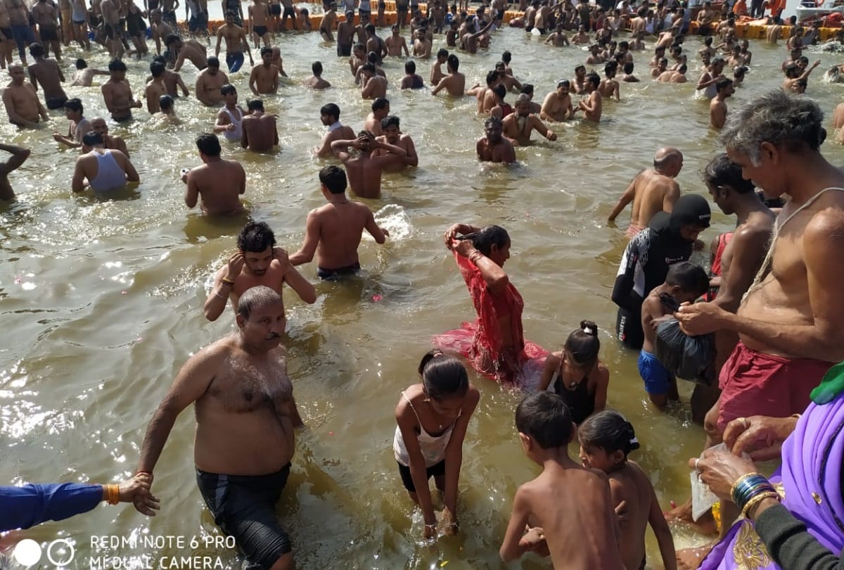 Kumbh Mela 2019:Devotees pray to ganga maa in prayagraj