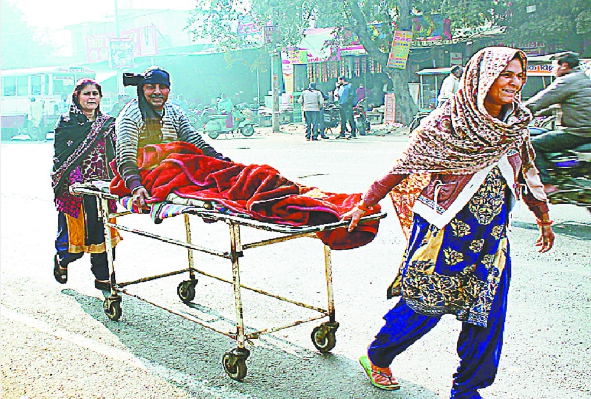वार्ड ब्वाय खाते कूलर की हवा, तीमारदार खींच रहे  स्ट्रेचर