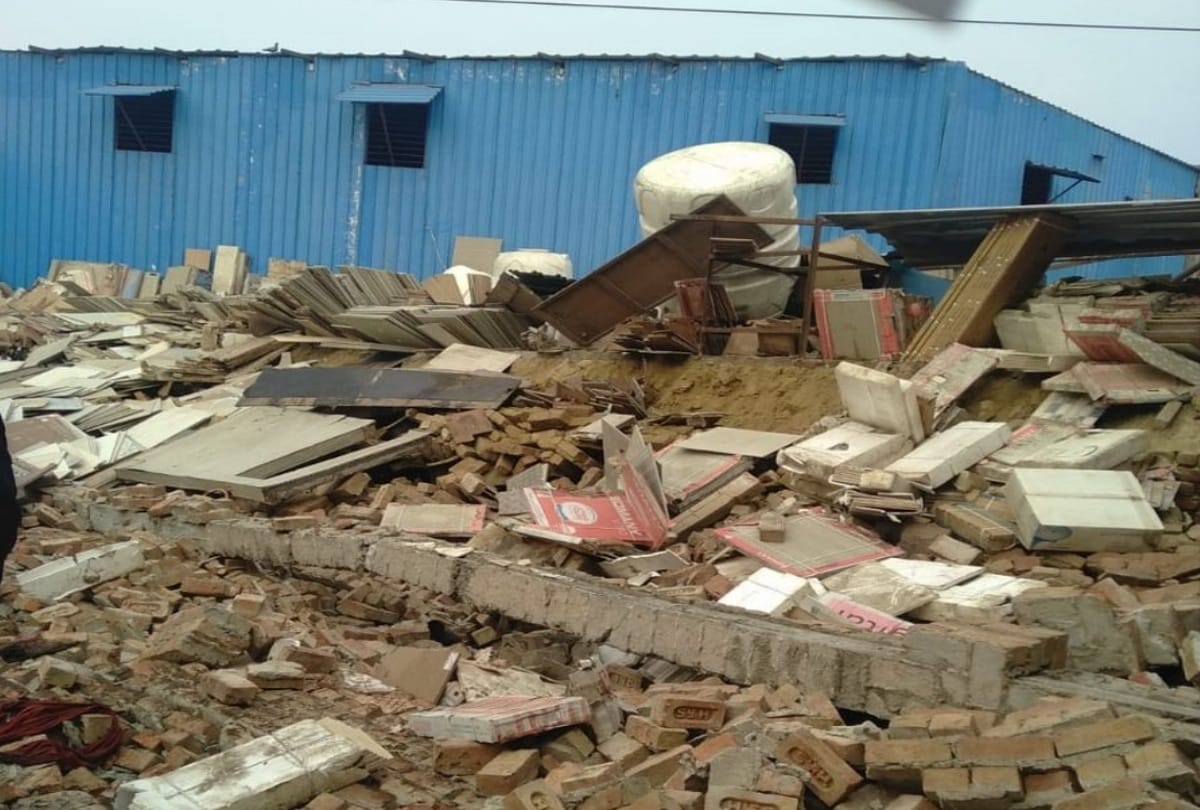 delhi 2 dead after a wall of a godown collapsed in Nangli Najafgarh