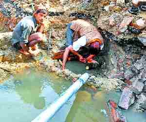 Pipeline broken, water crisis in city