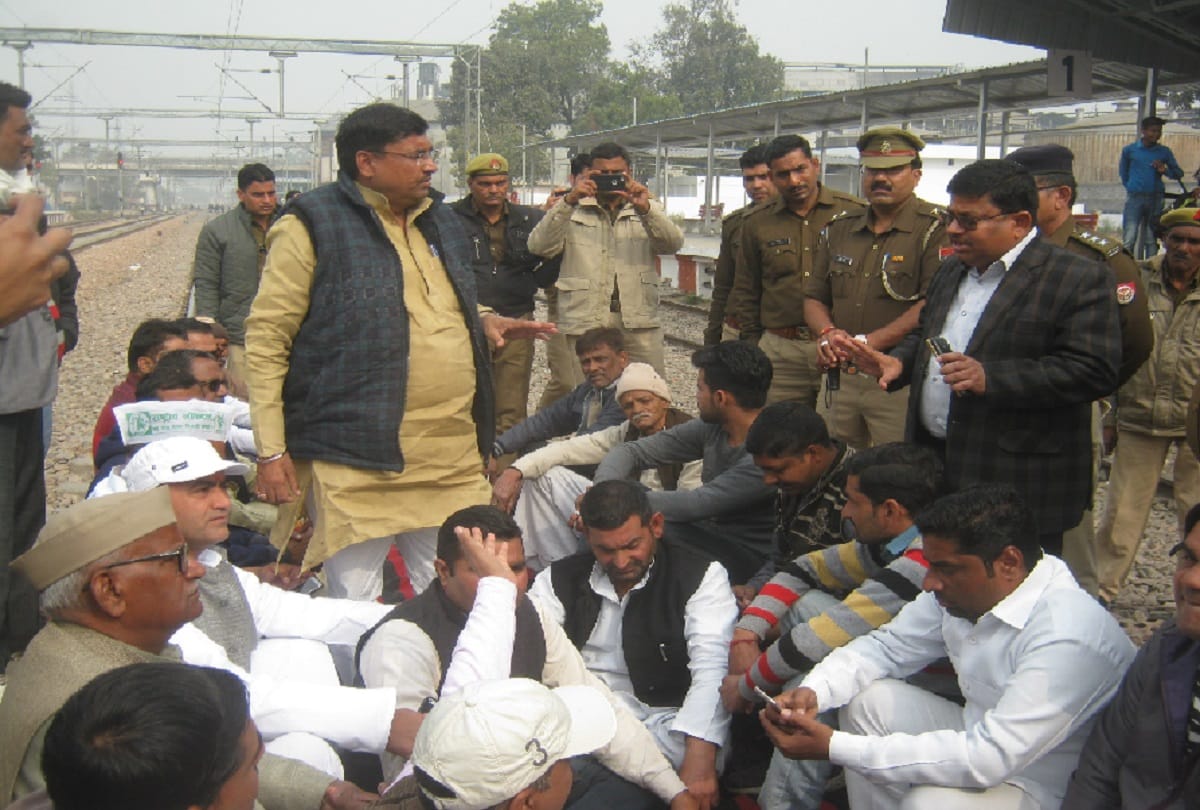 Muzaffarnagar news, protest of RLD workers on railway track in Uttar Pradesh