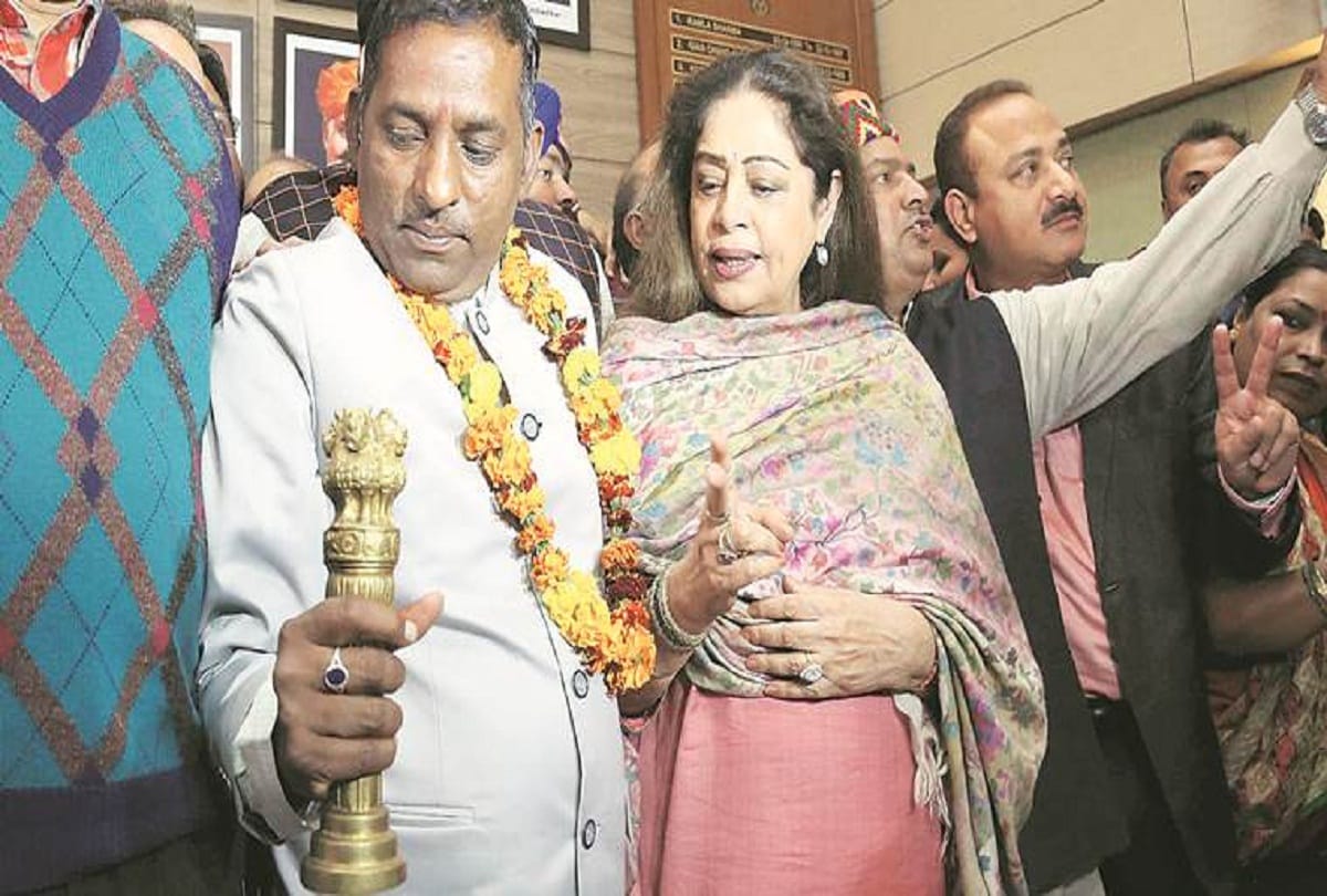 Nagar Nigam Mayor Rajesh Kalia Clash with Sweepers Union President Krishan Kumar during Meeting