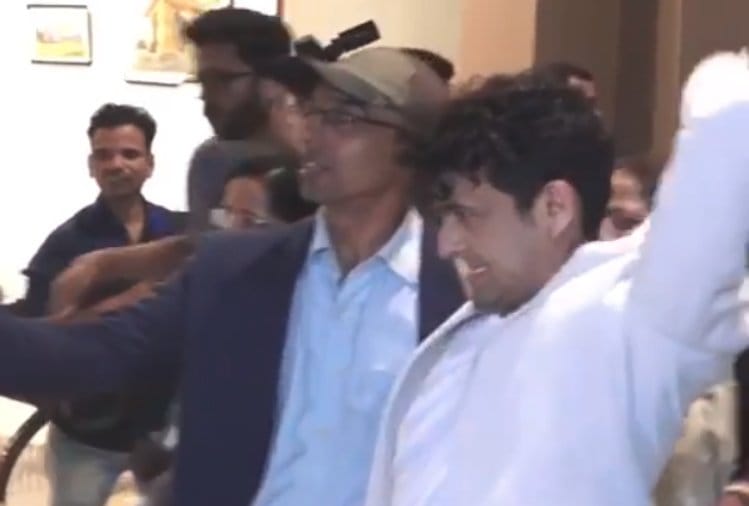 sonu nigam funny act with fan video viral