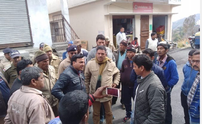 Villagers blocked the Dotiyal-Ramnagar road