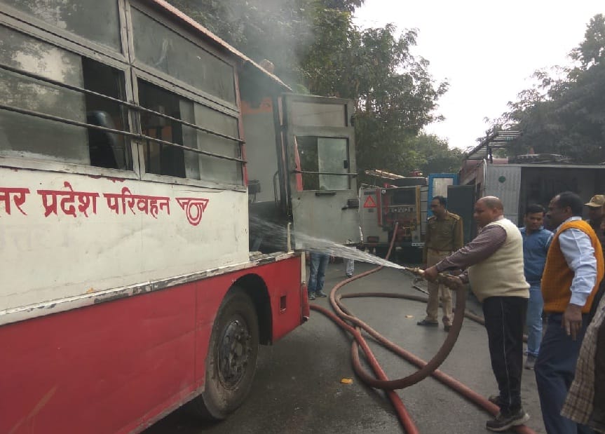 fire in the bus going to Prayagraj in gorakhpur