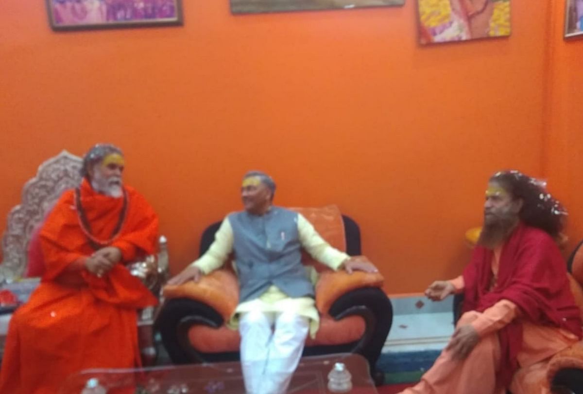 उत्तराखंड के मुख्यमंत्री त्रिवेंद्र सिंह रावत अखाड़ा परिषद के अध्यक्ष महंत नरेंद्र गिरि के साथ