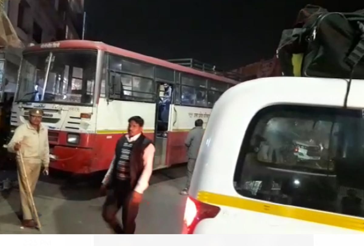 Bareilly: Ambulance trapped in a jam as roadways bus struck on the road