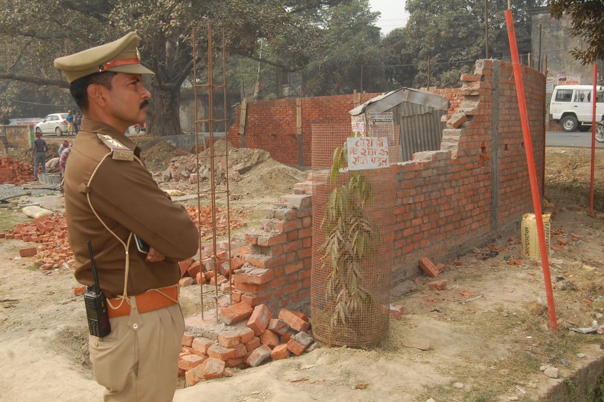 महिलाओं ने गौशाले की दीवार तोड़ी, पुलिस पर पथराव