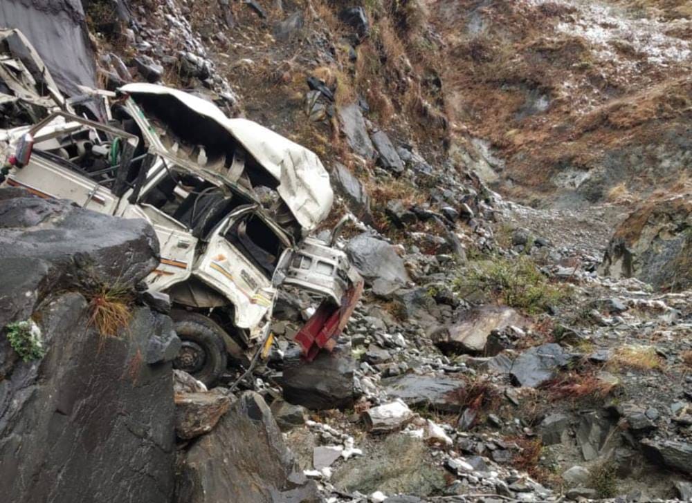 vehicle skid on snow fell into gorge at chamoli