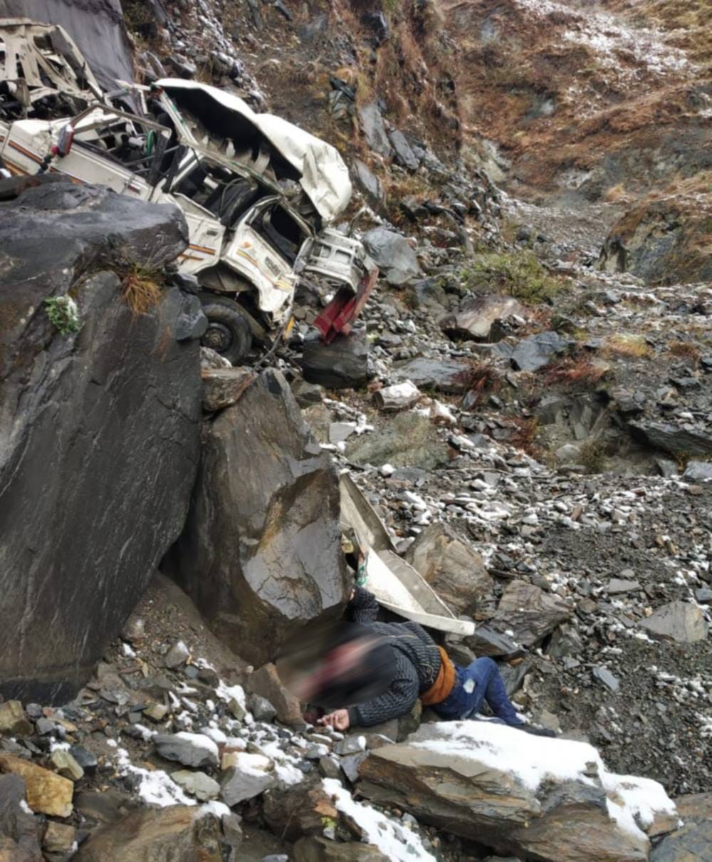vehicle skid on snow fell into gorge at chamoli