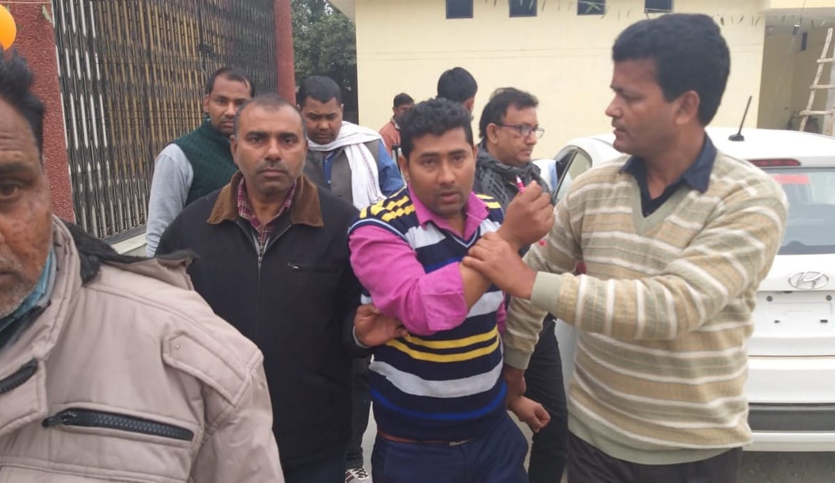 Lekhpal caught take to bribe in azamgarh